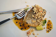 Chrispy Sea Bass - kross gebratenes Barschfilet auf aktiviertem grünen MGemüse mit Honig-Maracuja-Sauce und geröstetem Peperoni-Zwiebel-Farofa (©Foto. Martin Schmitz)